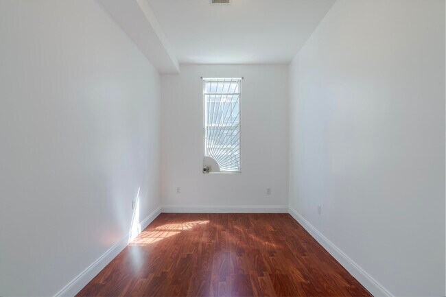 Building Photo - 604 1/2 Grove St