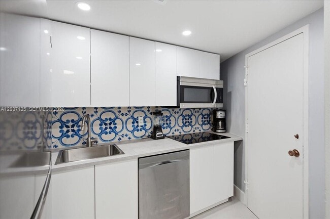 Building Photo - 2899 Collins Ave