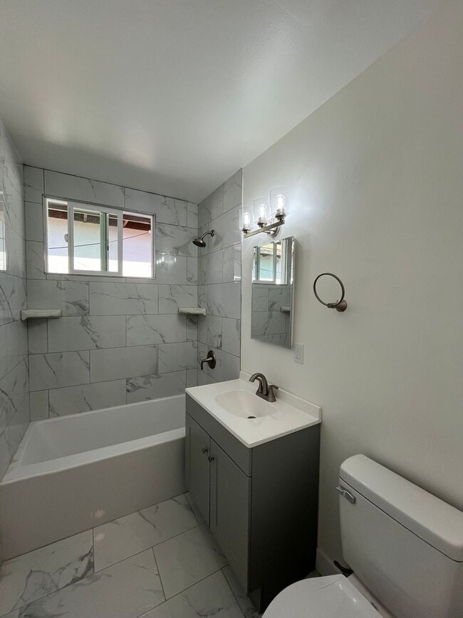 Building Photo - Cozy 2 bedrooms house + 1 bath.  Newly upg...