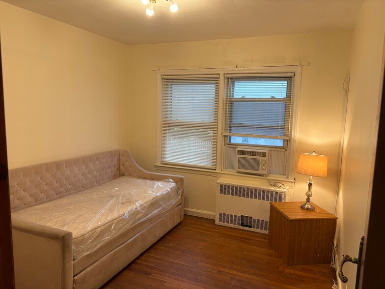 Medium Bedroom - 752 E 88th St