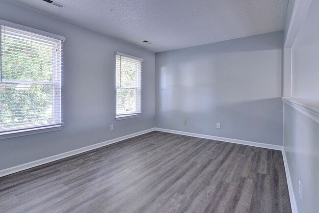 Building Photo - Well Maintained Coventry Home