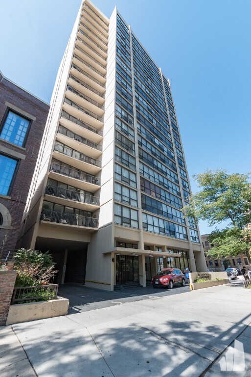 Building Photo - 1540 N LaSalle Dr