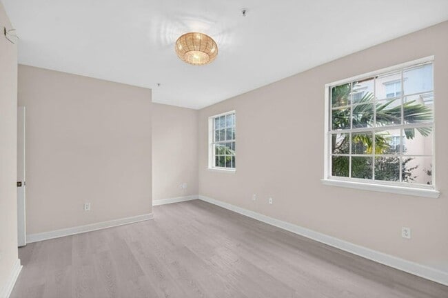 Building Photo - 695 Hibiscus St