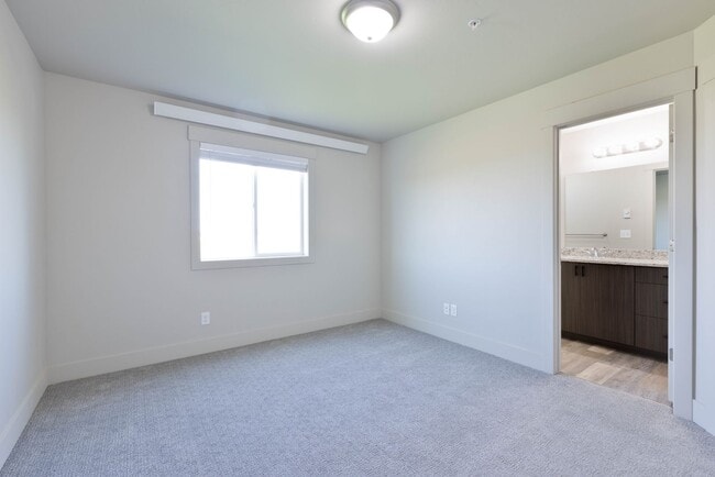 Building Photo - 5961 N Silver Fox Rd