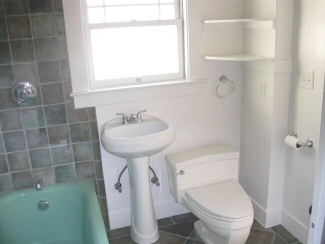 Building Photo - Spacious 1 bedroom apartment, located in t...
