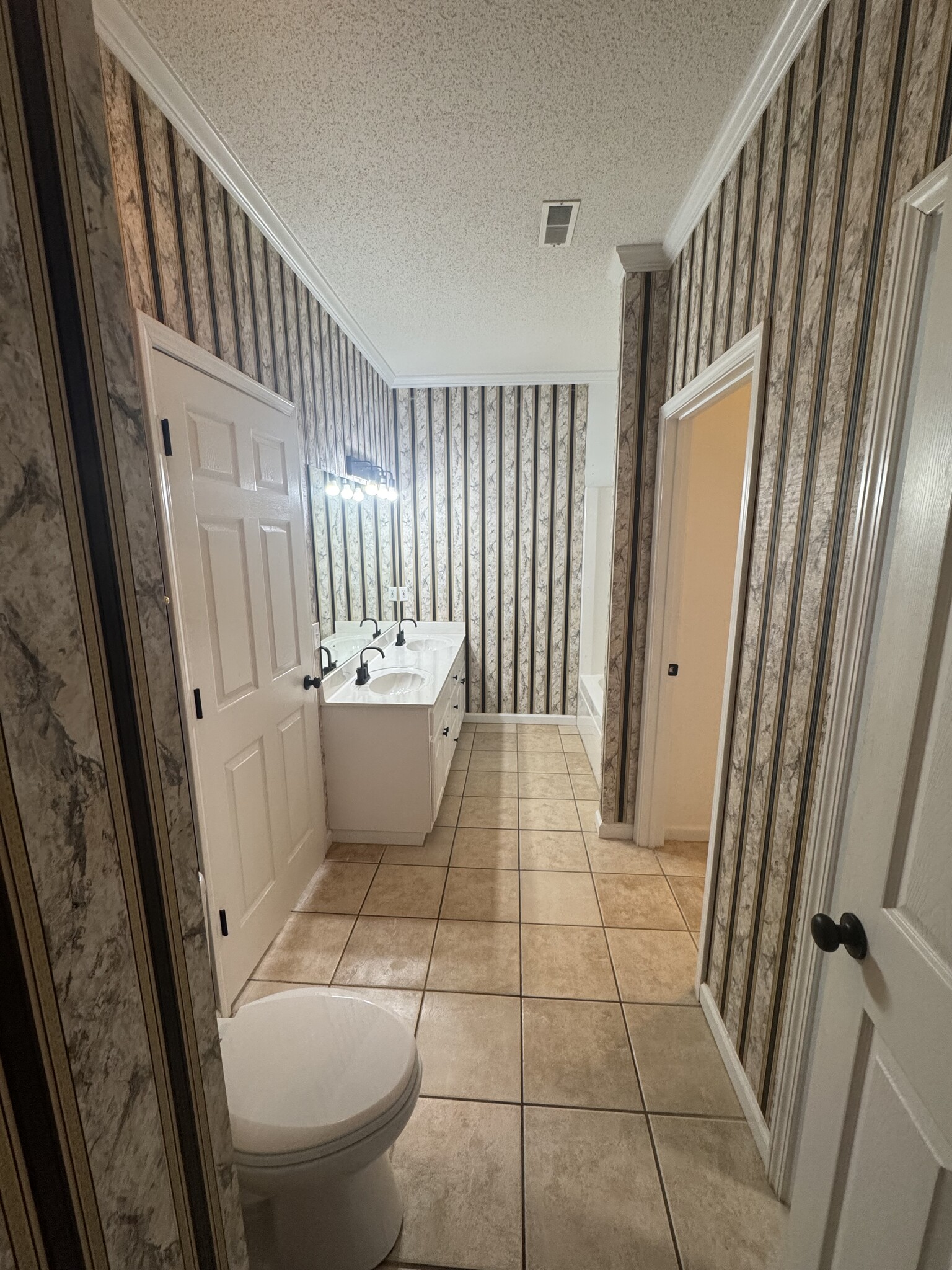 Master bath. - 1701 Water Oak Dr