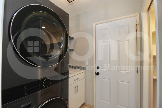 Building Photo - 967 W La Jolla Dr