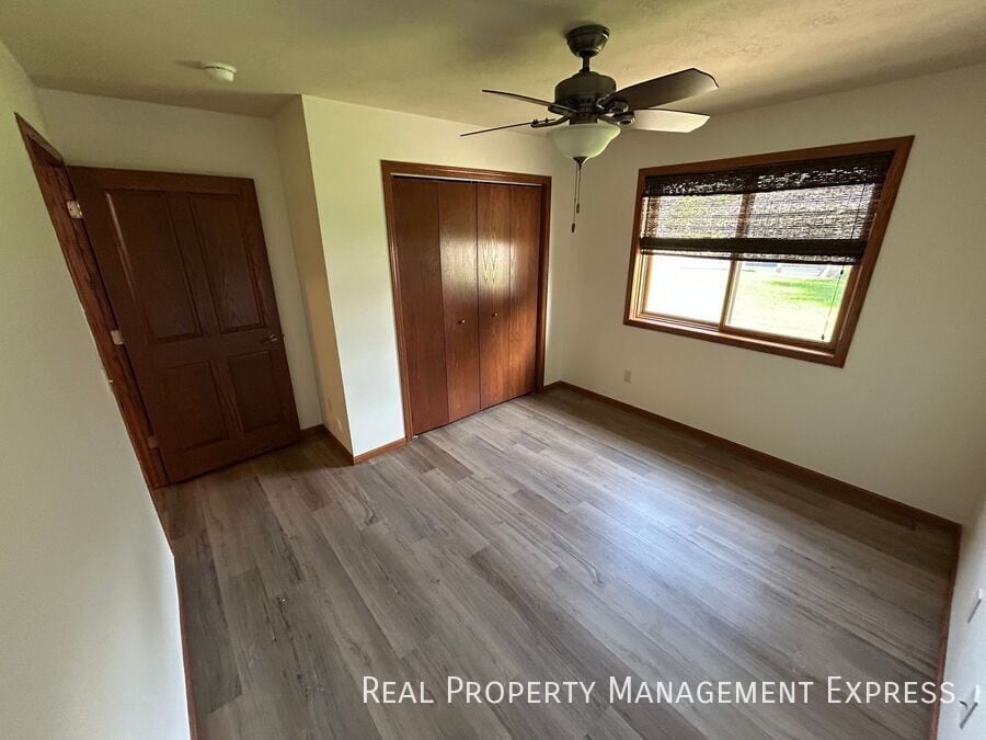 Building Photo - 2 Bedroom, 1 Bath Townhome with Amenities!