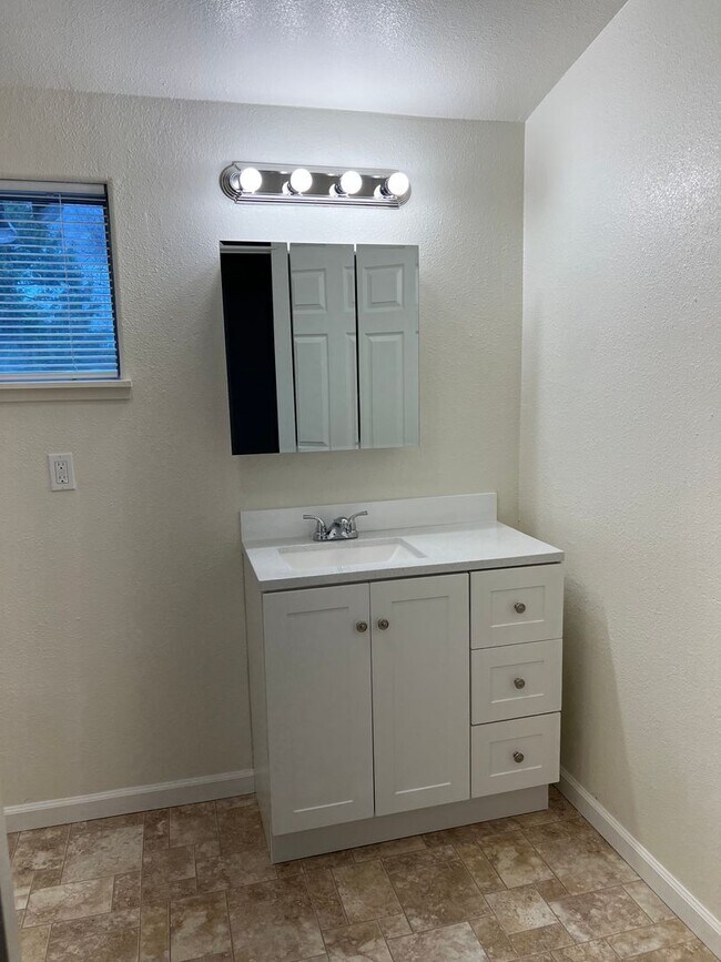 Building Photo - debd01