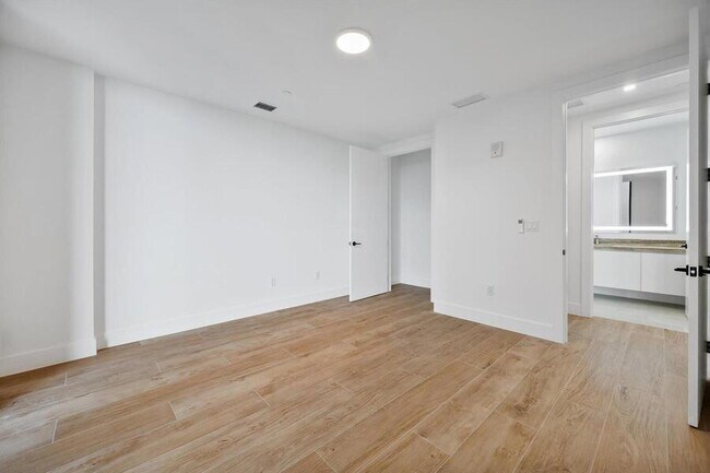 Building Photo - 3034 Oak Ave