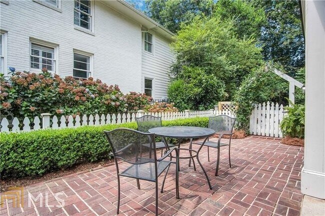 Building Photo - 1042 Northcliffe Dr NW