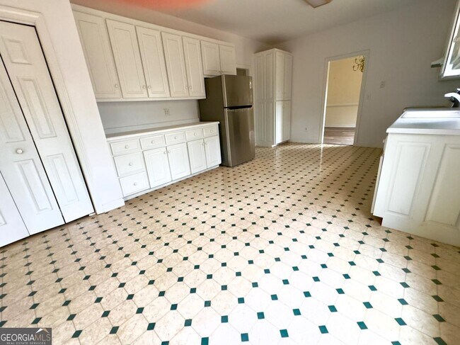 Building Photo - 219 Deerhill Dr