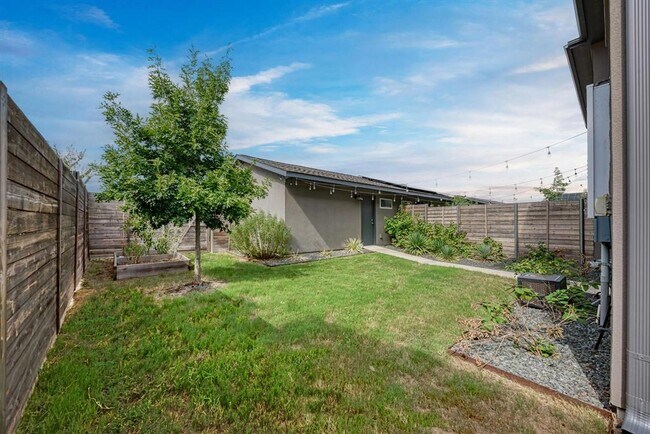 Building Photo - 5408a Baythorne Dr