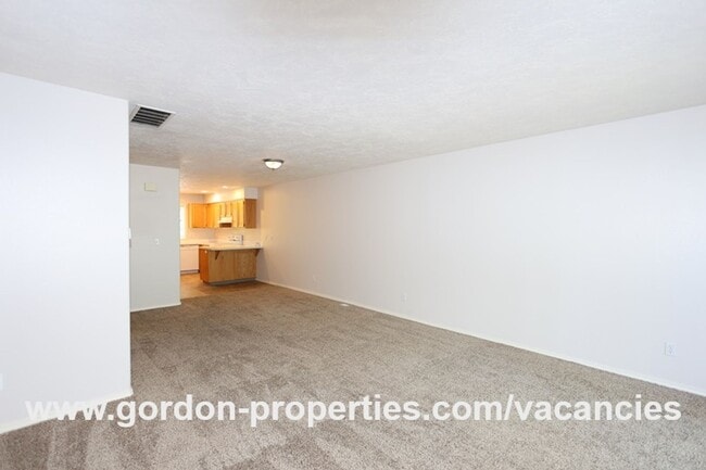 Building Photo - NE Halsey St - Gresham 2 bedroom townhouse with den/office