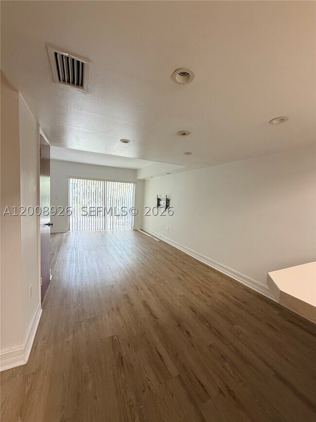 Building Photo - 3225 Bird IV3