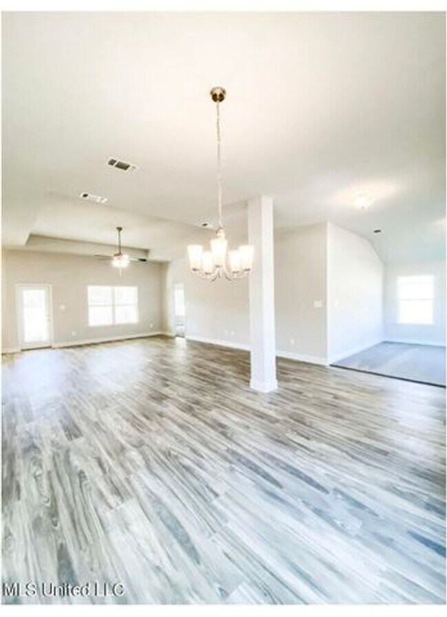 Building Photo - Luxury 4 bedroom 3 bath Home for rent