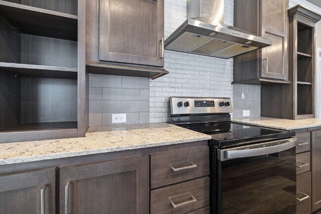 Building Photo - "Spacious 4-Bedroom Retreat with 3400 Sq Ft of Comfort in Gibsonton, FL!"