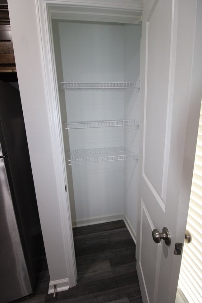 Building Photo - 581 Brushwood Dr