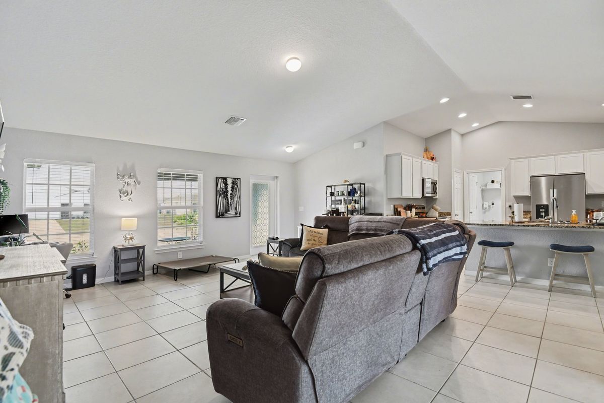 Building Photo - 1109 NW 12th Ln