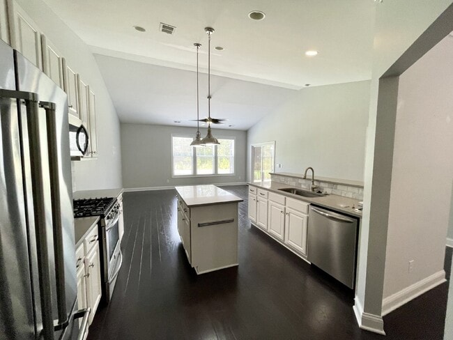 Building Photo - Three Bedroom, Cypress Ridge Townhouse!