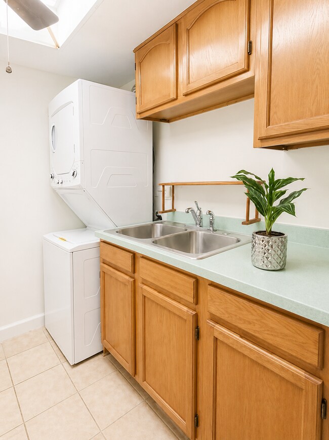 Building Photo - Welcome to Tampa Racquet Club – Where Comfort Meets Convenience!