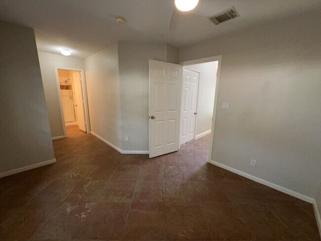 Building Photo - 1304 Dart St