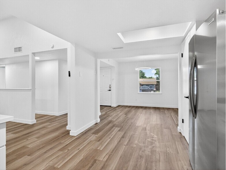 Building Photo - 709 Brookview Dr