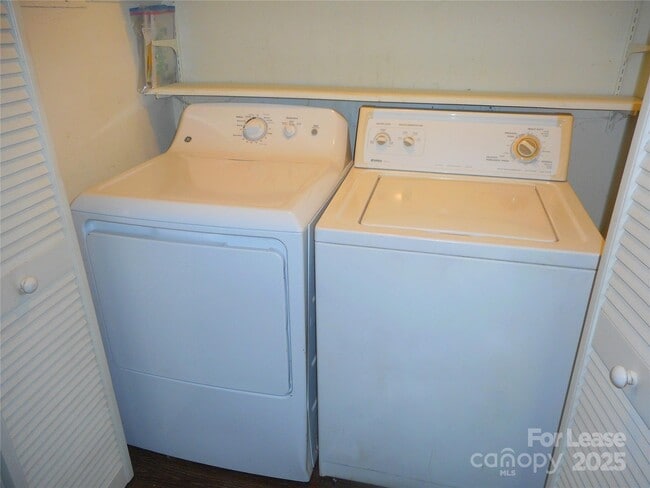 Building Photo - 733 Catawba Cir N