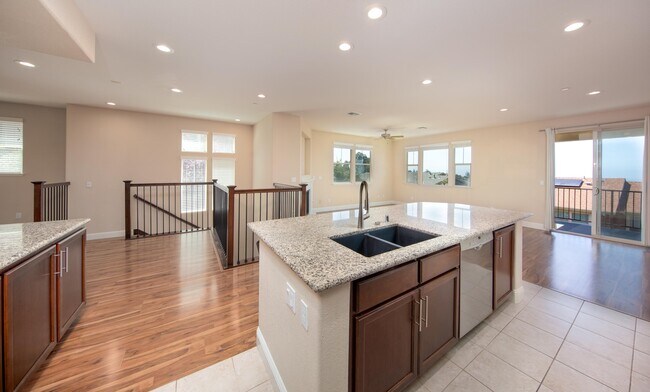Building Photo - 6491 Bayview Dr