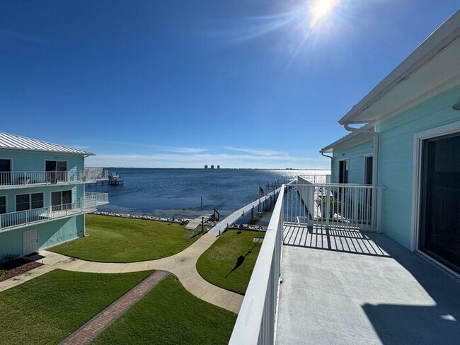 Building Photo - Gulf Breeze - 3 bedroom, 3 bathroom - Wate...