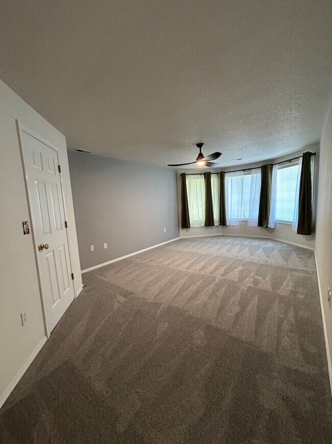 Building Photo - AVAILABLE NOW **** Charming 5-Bedroom Home...