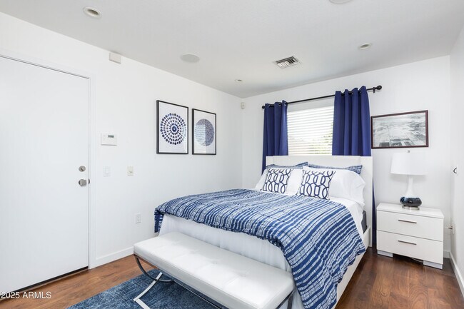 Building Photo - 6924 E Mariposa Dr