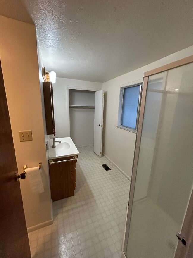 Building Photo - 223 Glenwood Dr