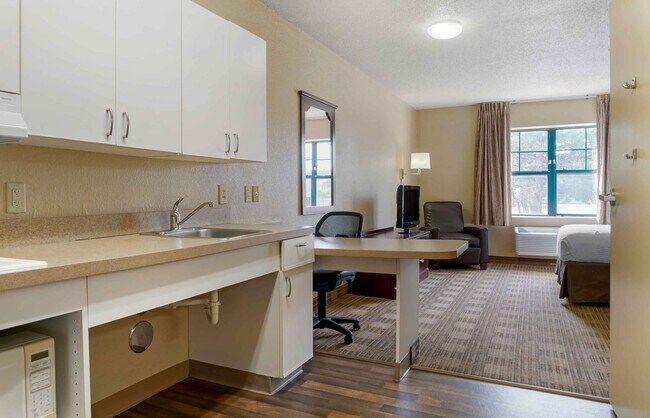 Building Photo - Furnished Studio-Chicago - Naperville - West