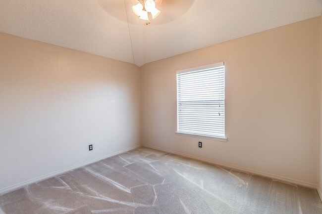 Building Photo - Gorgeous 4 bedroom 2.5 bath home in NorthEast El Paso!!