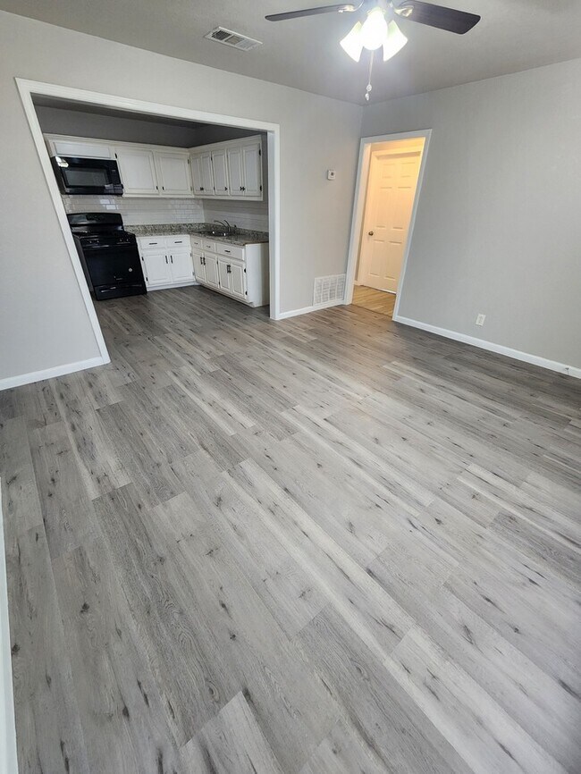 Building Photo - 205 Waverly Dr