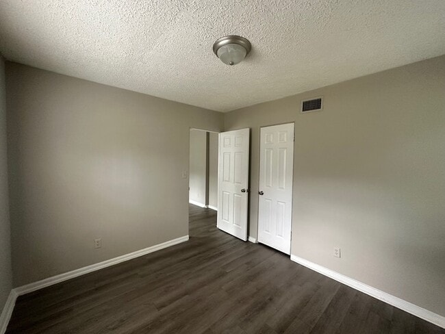 Building Photo - NEWLY RENOVATED 3 bed/2 bath!