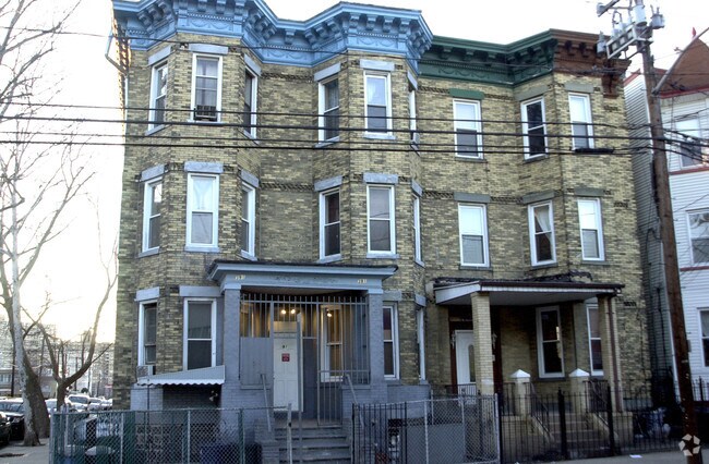 Building Photo - 391 Baldwin Ave
