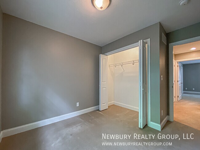 Building Photo - 147 Banksville Pl
