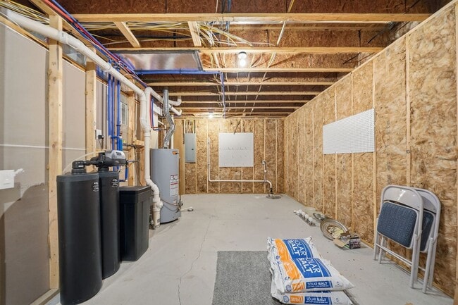 Building Photo - Awesome 4 Bedroom LIKE NEW!