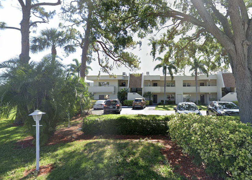Building Photo - 7173 W Country Club Dr N