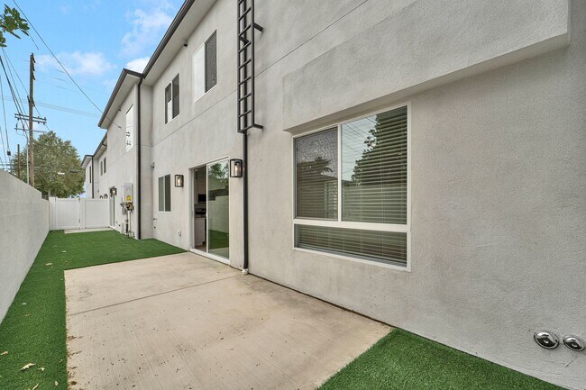 Building Photo - Modern Brand new 5-Bedroom Home for Lease ...