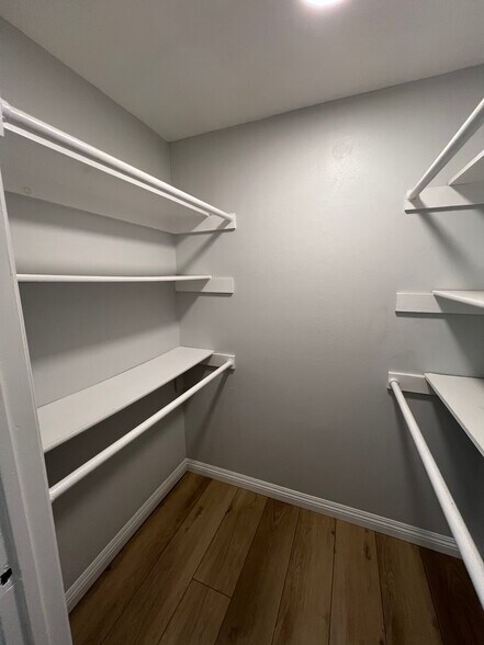 Building Photo - 2107 N Beachwood Dr