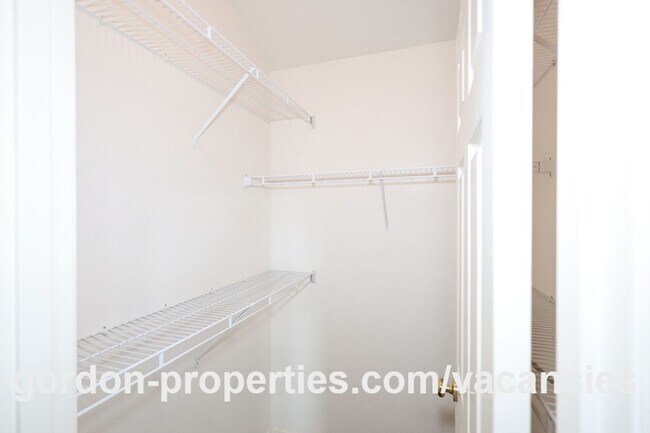 Building Photo - SUMMER SPECIAL: NE Halsey St - Gresham 2 bedroom townhouse with den/office