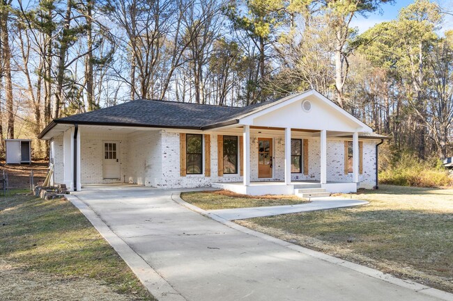 Building Photo - Beautifully Renovated Ranch Floor Plan, 3 ...