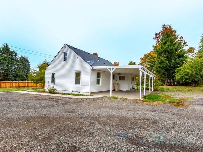 Building Photo - Beautifully Renovated furnished 3-Bedroom ...