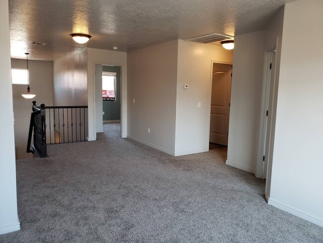 Building Photo - Gorgeous 3 bedroom 2.5 baths with great am...