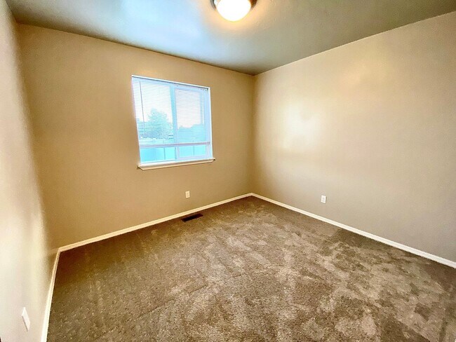 Building Photo - 4 Bedroom + Bonus with 2 baths available 8/22