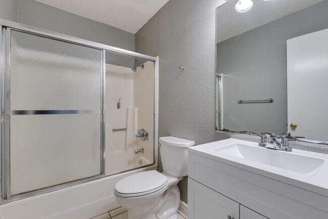 Building Photo - Charming 2-Bedroom Unit AVAILABLE NOW!