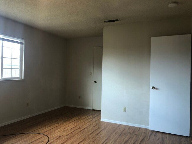 Building Photo - Walking distance to CSU Stanislaus